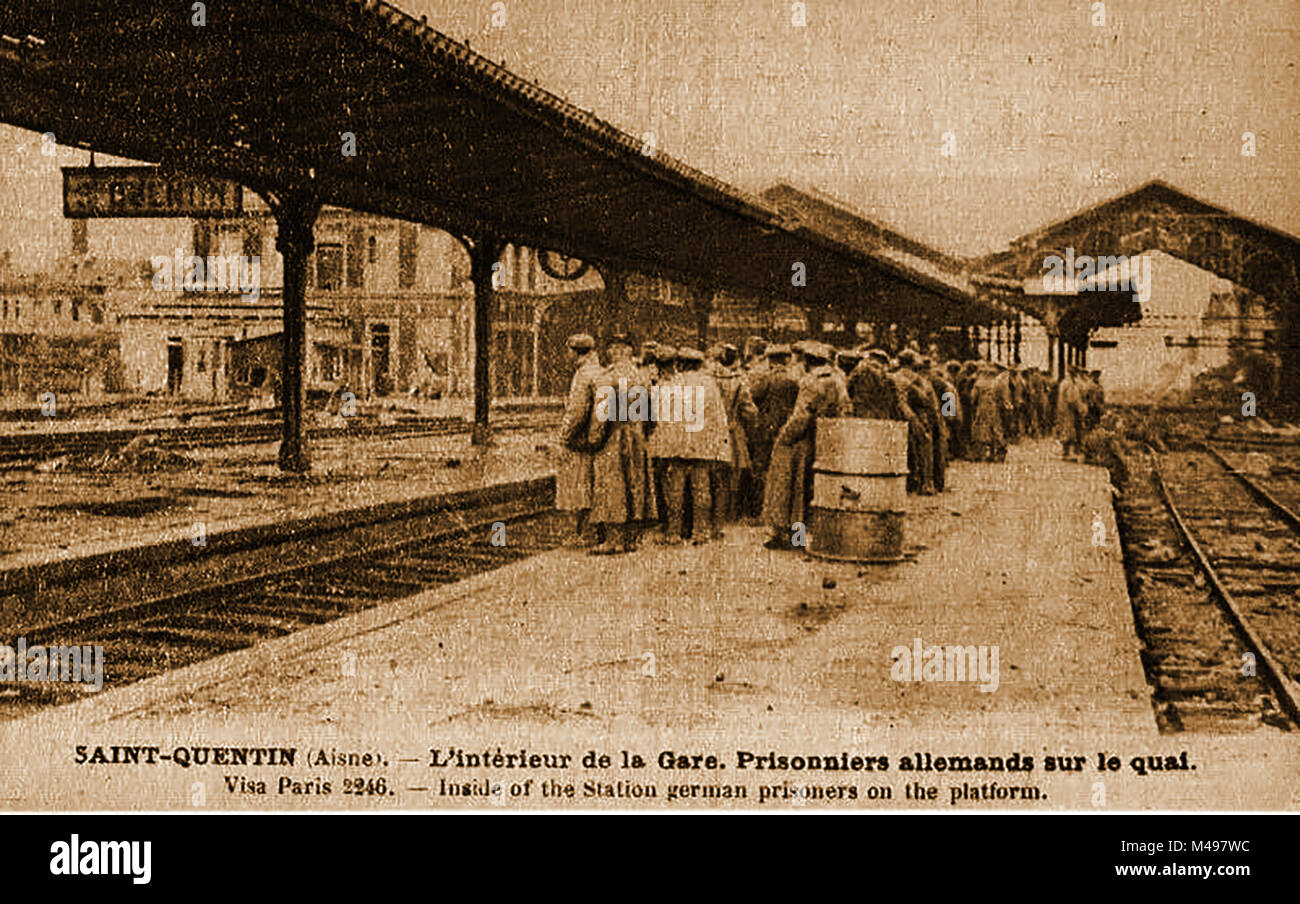 La prima guerra mondiale - prigionieri di guerra tedeschi sulla stazione ferroviaria piattaforma a Saint-Quentin, Aisne, Francia Foto Stock