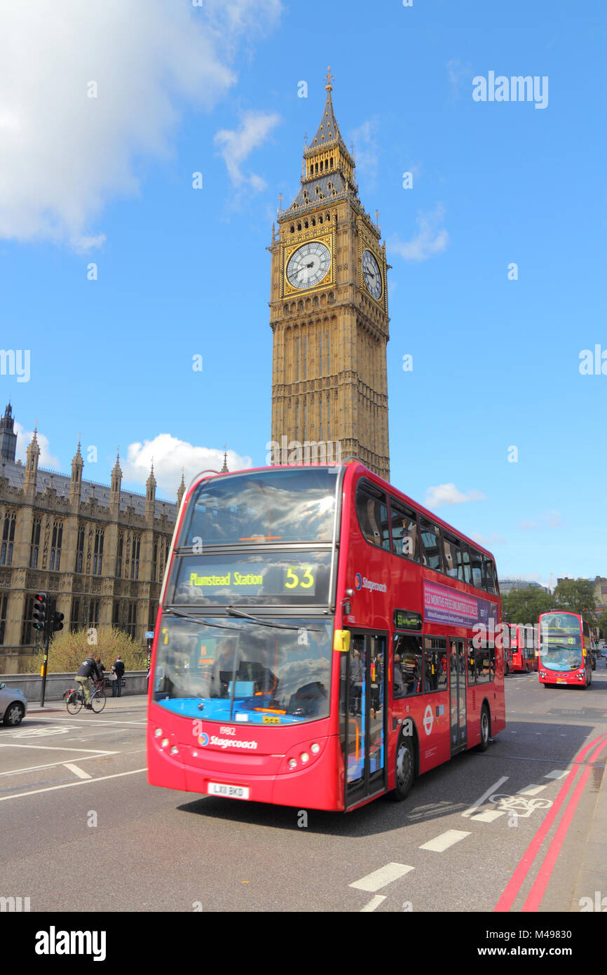 Londra - 16 Maggio: Persone corsa di autobus di Londra il 16 maggio 2012 a Londra. Come del 2012, LB serve 19.000 fermate di autobus con una flotta di autobus 8000. In un giorno feriale 6 m Foto Stock