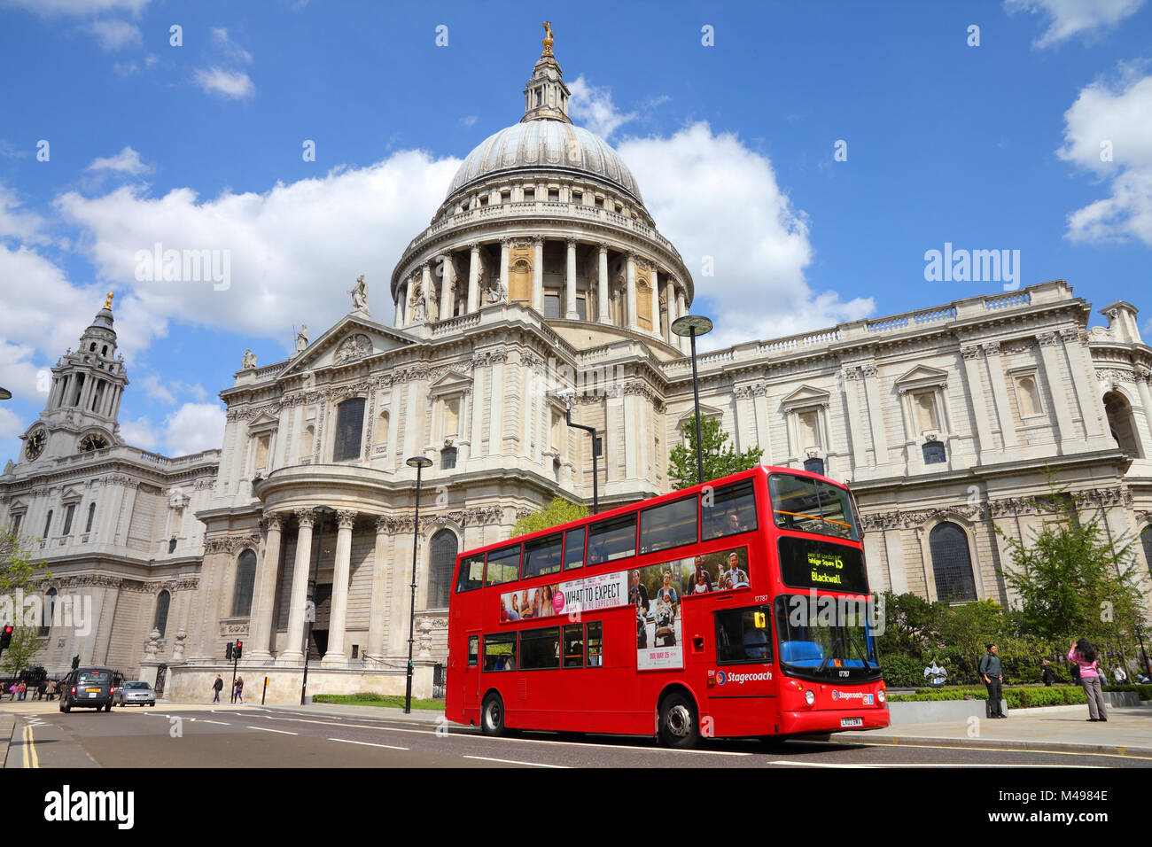 Londra - 13 Maggio: Persone corsa di autobus di Londra il 13 maggio 2012 a Londra. Come del 2012, LB serve 19.000 fermate di autobus con una flotta di autobus 8000. In un giorno feriale 6 m Foto Stock