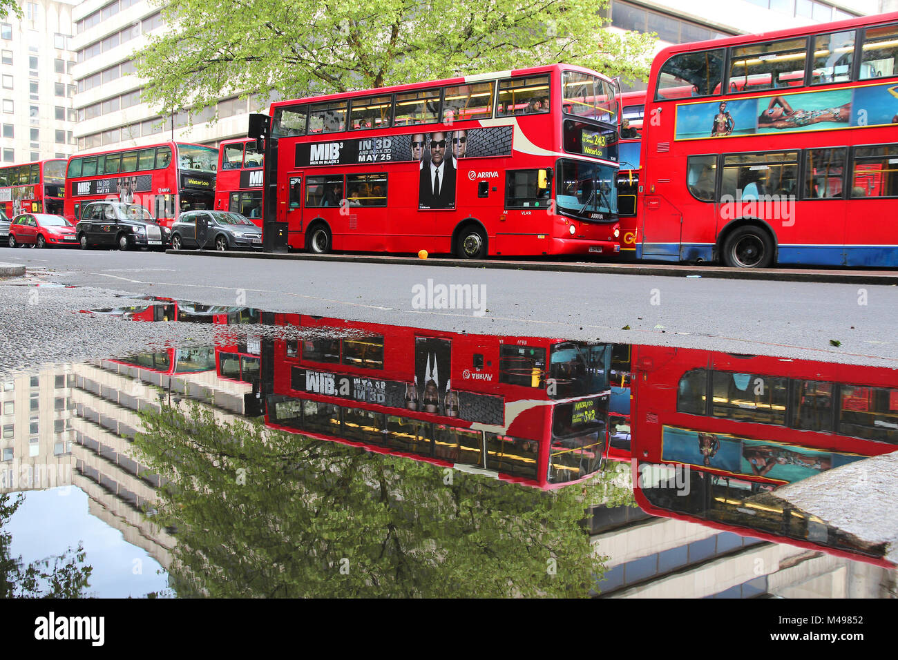 Londra - 15 Maggio: persone ride gli autobus di Londra il 15 maggio 2012 a Londra. Come del 2012, LB serve 19.000 fermate di autobus con una flotta di autobus 8000. In un giorno della settimana 6 Foto Stock