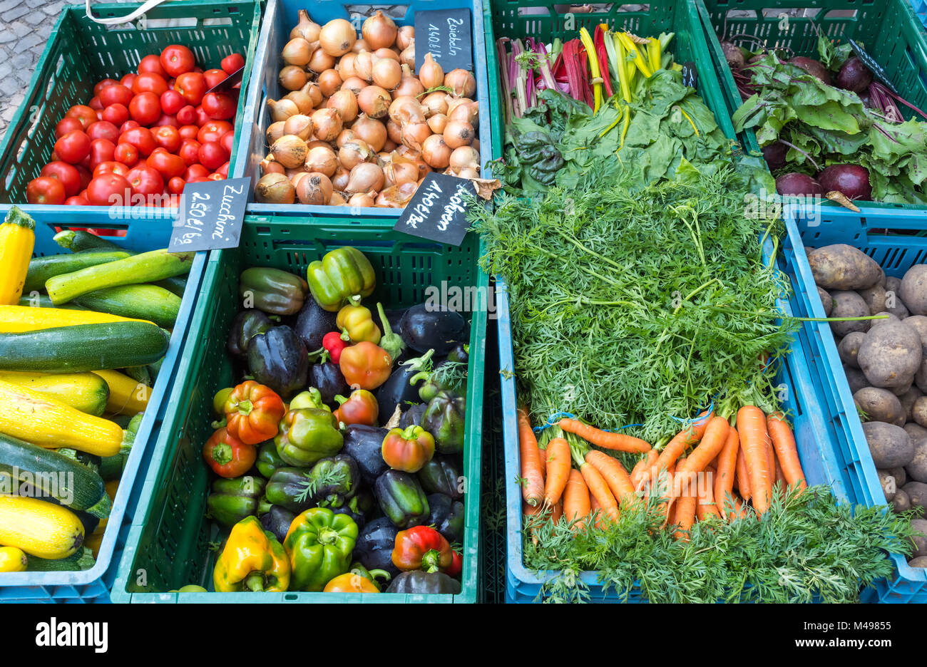Colorata varietà di verdure e insalate a un mercato Foto Stock