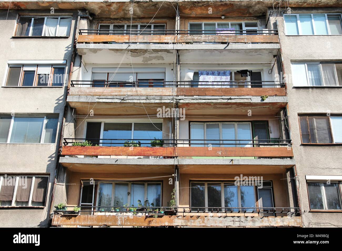 Vidin, Bulgaria - comunista vecchio edificio di appartamenti. Danneggiato architettura residenziale. Foto Stock
