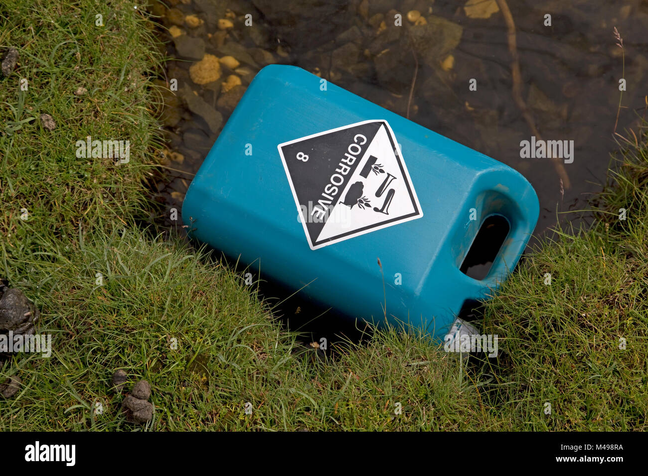 Scartato in plastica blu può essere corrosivo in piscina sulla spiaggia Mull Scozia Scotland Foto Stock