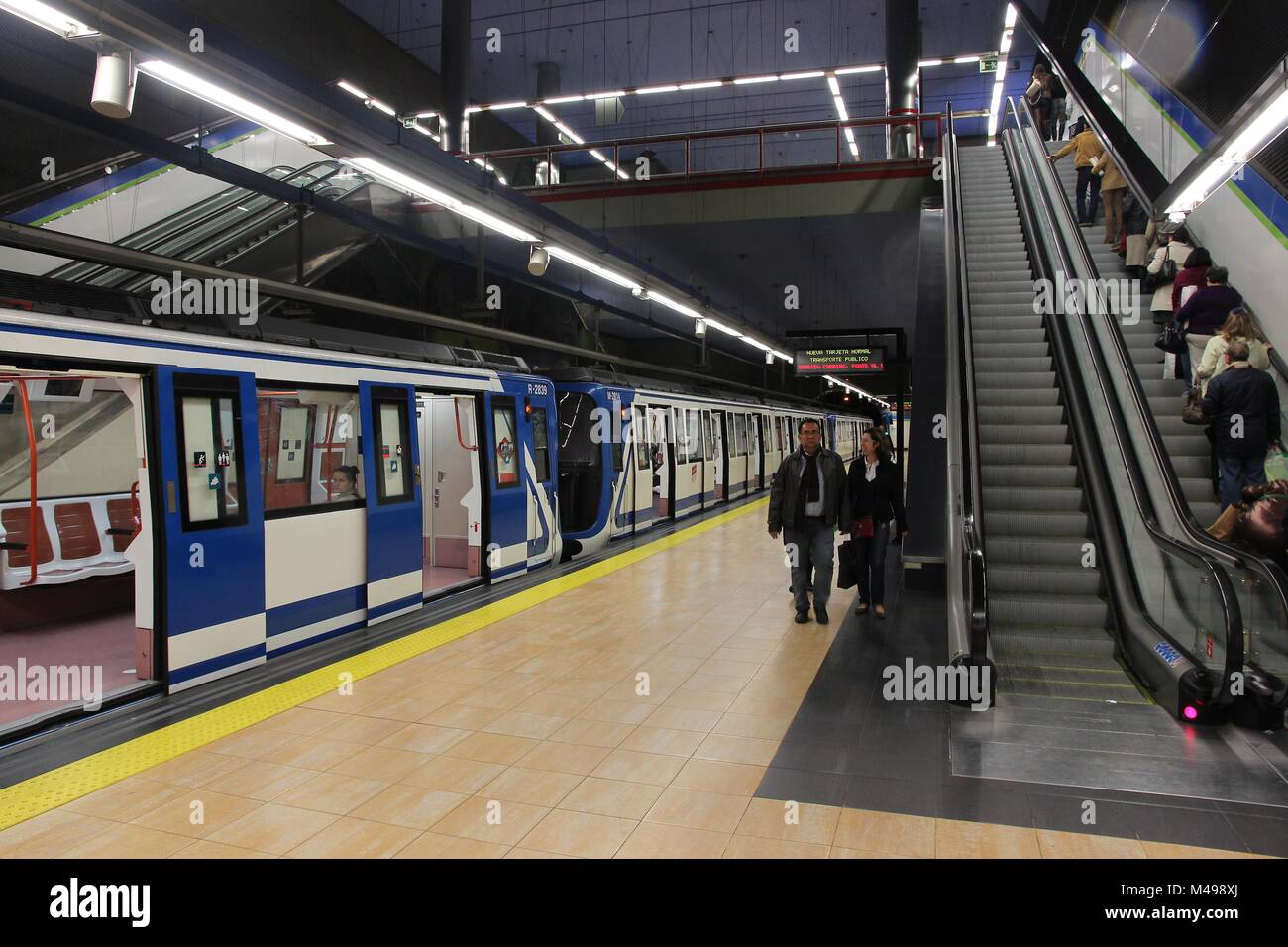 MADRID - 24 ottobre: persone uscire dalla metropolitana di Madrid il 24 ottobre 2012 a Madrid. Metro Madrid ha ridership annuale di 634 milioni di passeggeri (2011). Foto Stock