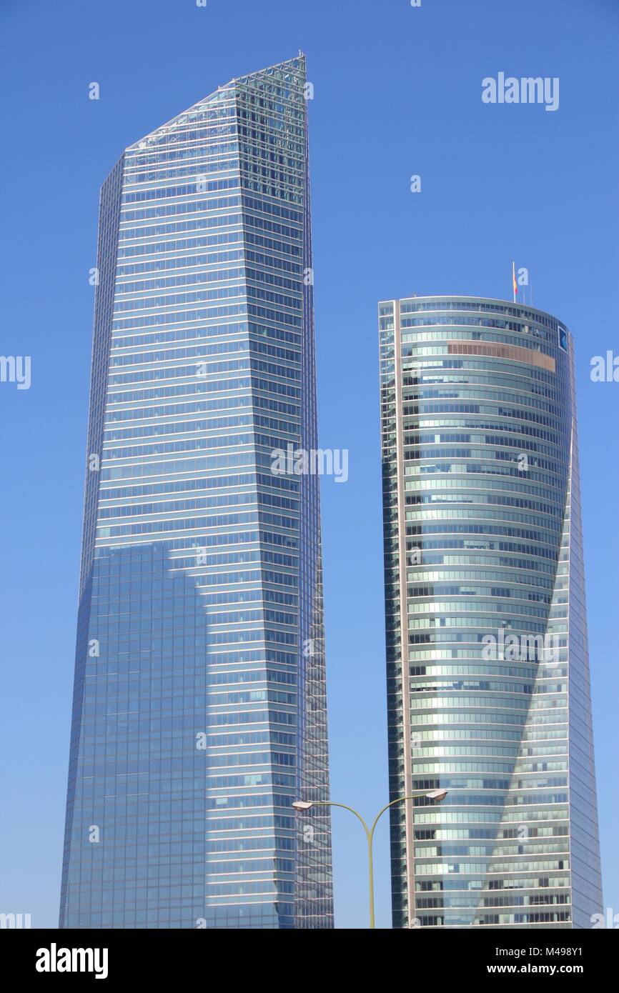 MADRID - 23 ottobre: Torre de Cristal e Torre Espacio edifici su ottobre 23, 2012 a Madrid. Torre de Cristal è 249,5 alti ed è il secondo più alto bui Foto Stock