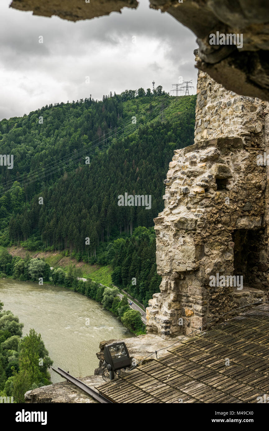 Vista dal Castello di Strecno sul fiume Vah Foto Stock