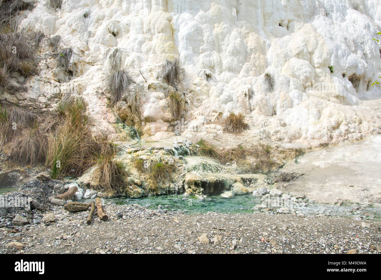 Formazioni calcaree presso le sorgenti termali di Bagni di San Filippo in Toscana, Italia, durante una giornata di sole. Foto Stock