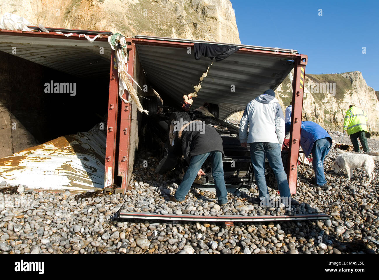 Branscombe Beach, Devon, Inghilterra. La gente di salvataggio dei contenuti dall'coniata e contenitore a terra la nave MSC Napoli lavato fino sulla spiaggia. 23.01.07 Foto Stock