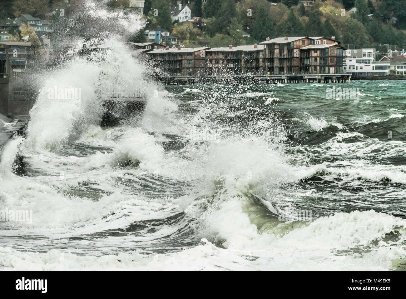 Stati Uniti, Washington, Seattle Storm schiantarsi contro Alki Point Foto Stock