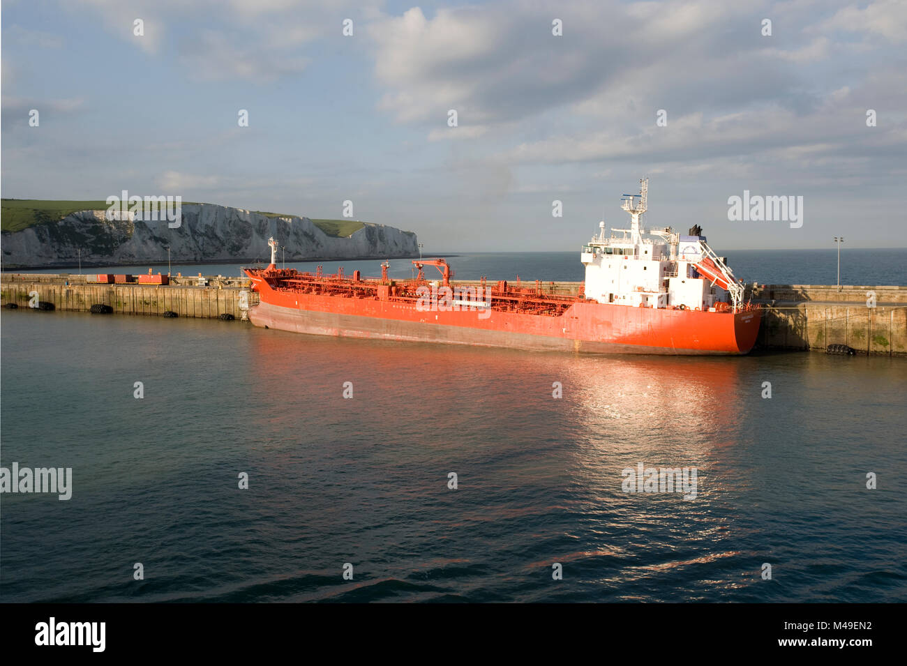 Il tankship Eships Barracuda ormeggiata nel porto di Dover nel Kent, Inghilterra 2008 registrato in Gibilterra Foto Stock