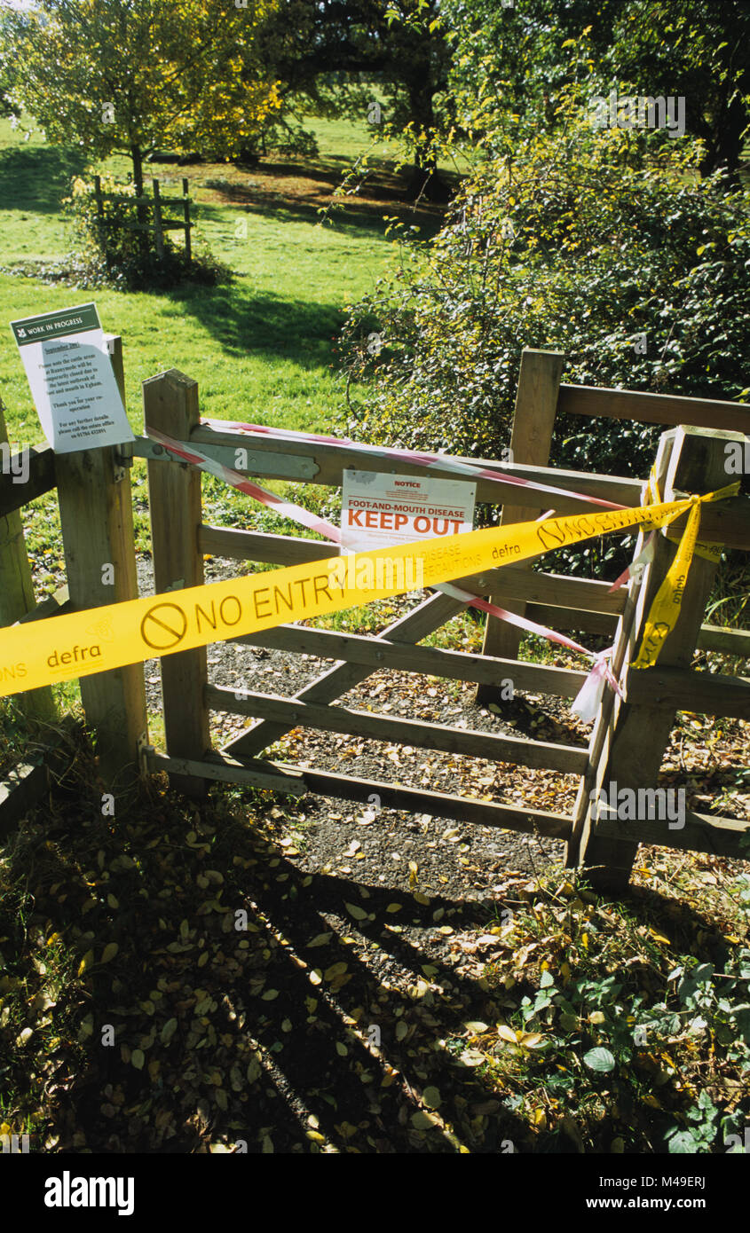 Accesso al sentiero chiusa a causa di focolai di afta epizootica in Egham Surrey Settembre 2007 Foto Stock