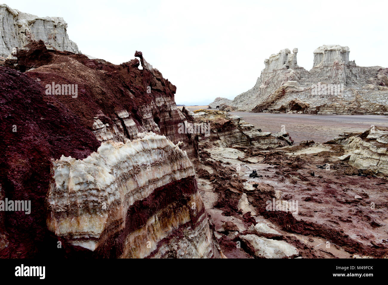 Formazioni causati da erosione di vento, dei depositi di sale, acqua e vapori solforoso in area di Dallol, Lago Assale, regione di Afar, Etiopia, Africa. Novembre 2014. Foto Stock
