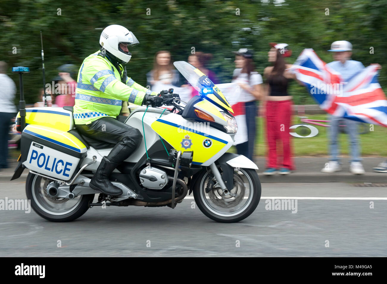 Olimpiadi 2012. 01/08/12. La polizia motociclista passeggiate attraverso il percorso su strada per controllare il percorso del cronometro individuale. A Hersham, vicino Esher, Surrey, Eng Foto Stock