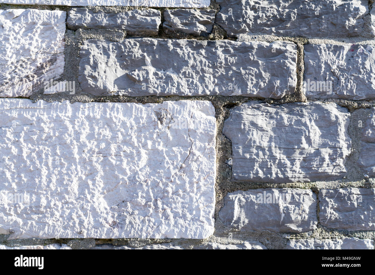 Ruvido vecchio muro di pietra a Barbican zona di Plymouth di fronte il Plymouth gin distillery Foto Stock