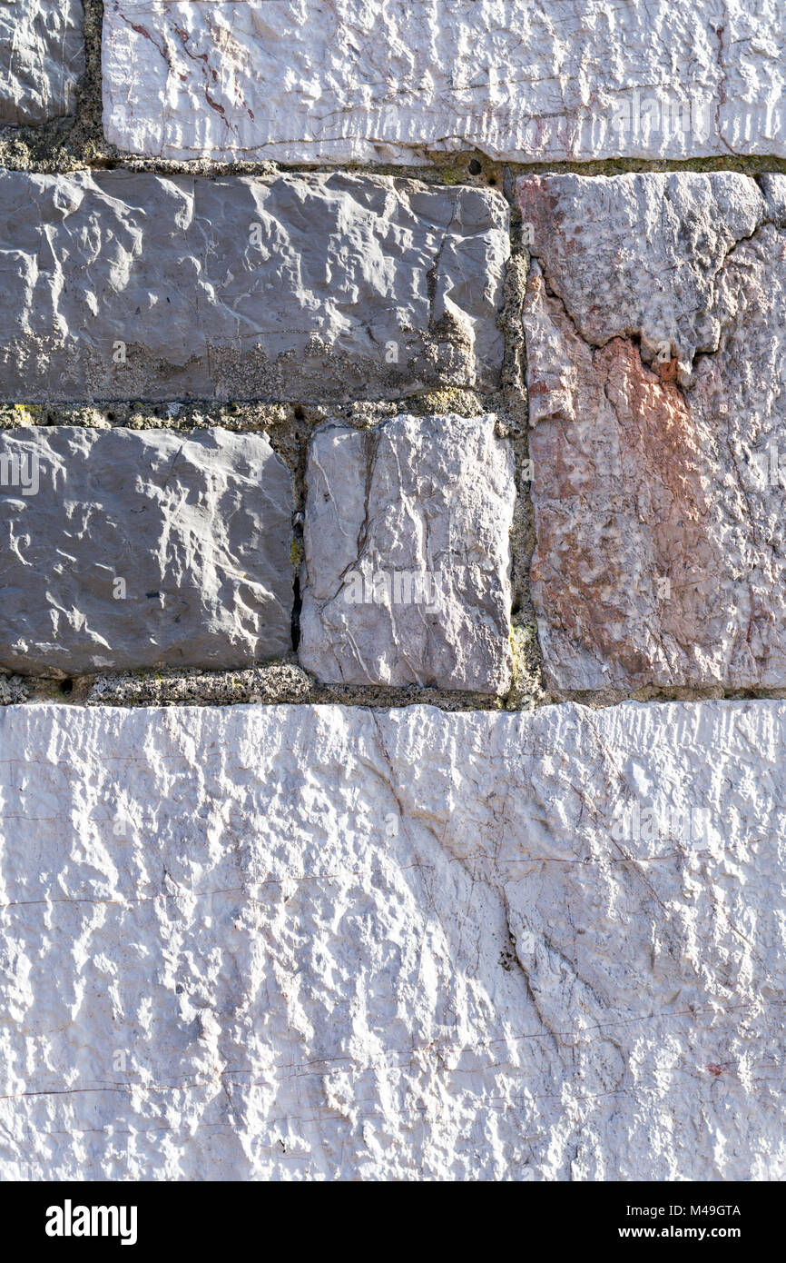 Ruvido vecchio muro di pietra a Barbican zona di Plymouth di fronte il Plymouth gin distillery Foto Stock