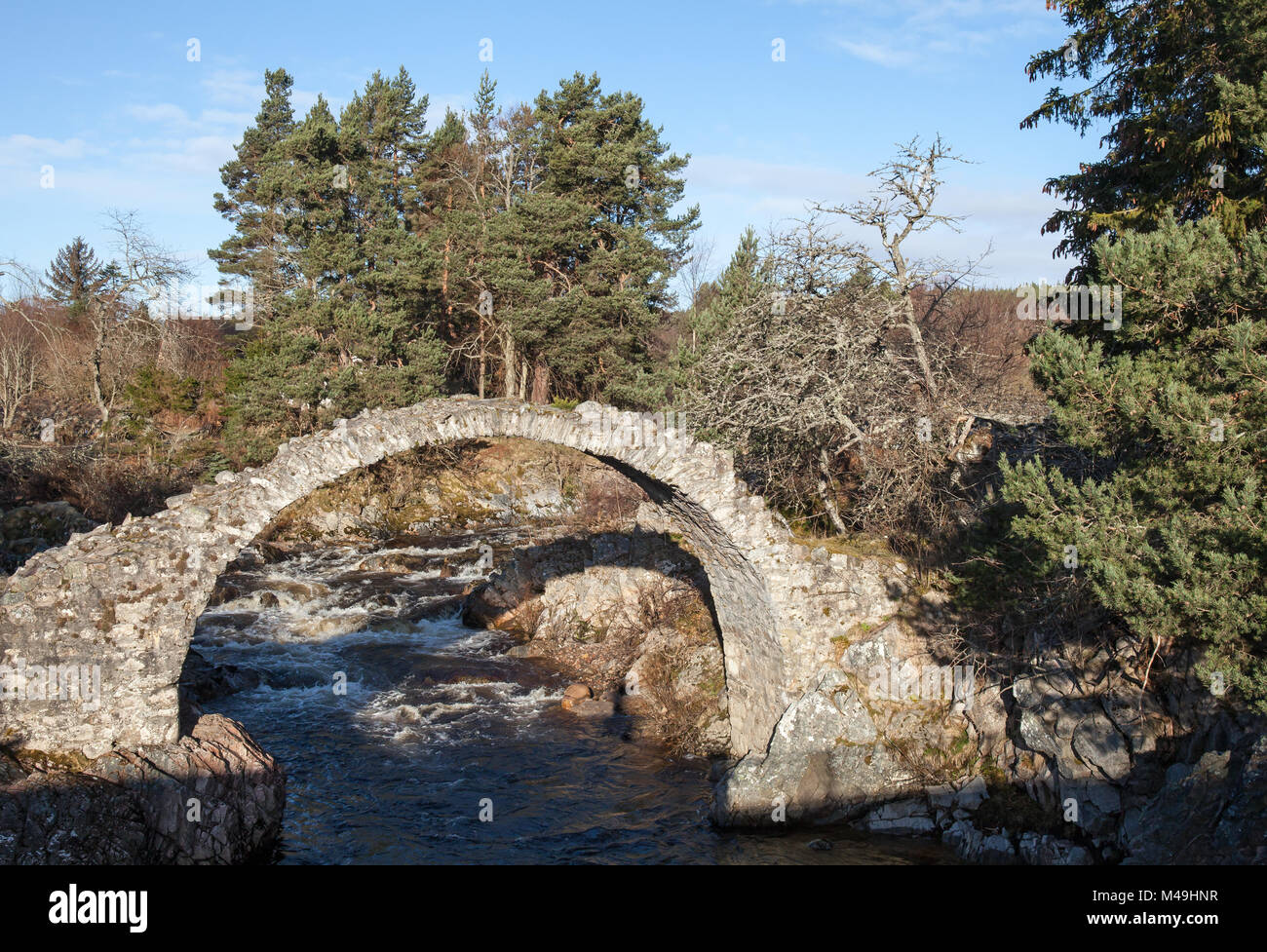 Il vecchio ponte Packhorse in Carrbridge, Scozia. Foto Stock