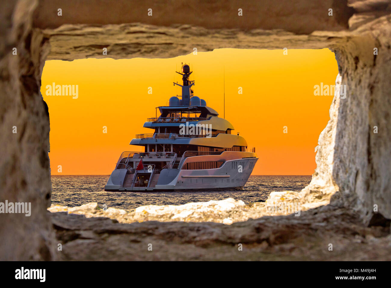 Yacht di lusso attraverso la pietra visualizzazione finestra Foto Stock