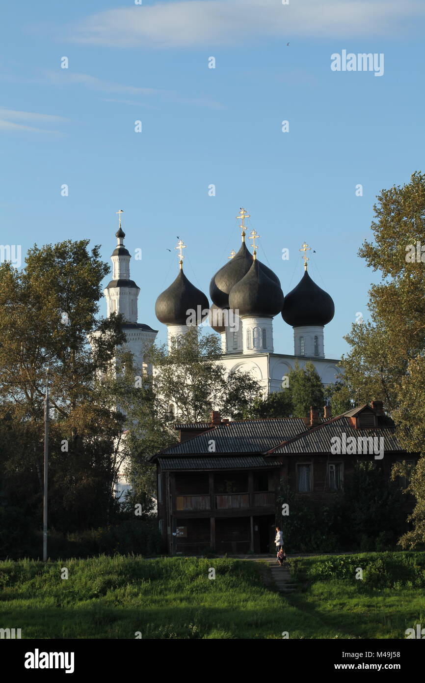 Vologda paesaggio urbano con una chiesa cristiana Foto Stock