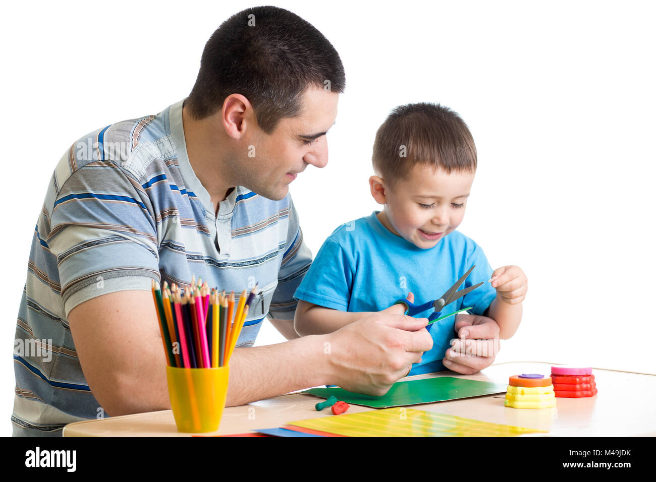 Il padre e il Figlio insieme giocando e il taglio della carta Foto Stock