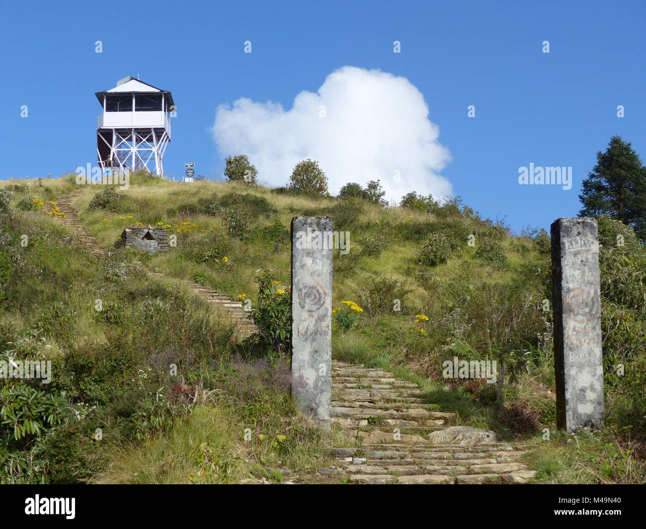 Scale a torre di vedetta su Poon Hill - uno dei più visitati himalayana punti di vista in Nepal, Circuito di Annapurna Foto Stock