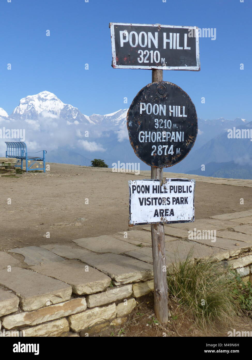 Ghorepani Poon Hill segno, Dhaulagiri gamma da Poon Hill - uno dei più visitati himalayana punti di vista in Nepal, in vista di Snow capped Himalaya, Anna Foto Stock
