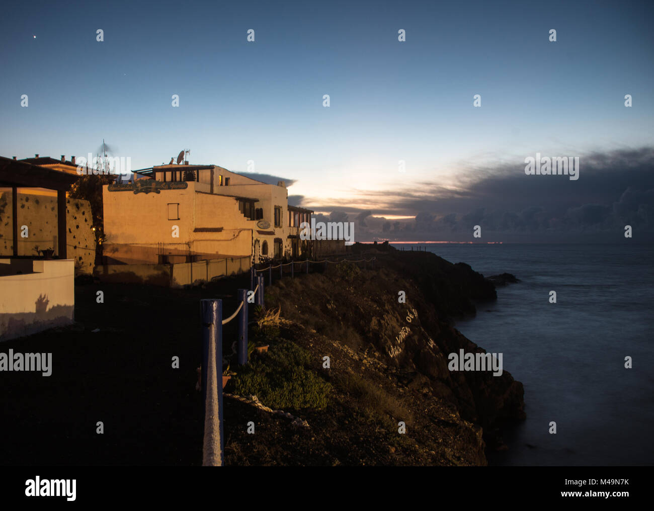 Isola Canarie case di pescatori con oceano incredibili vedute del tramonto Foto Stock