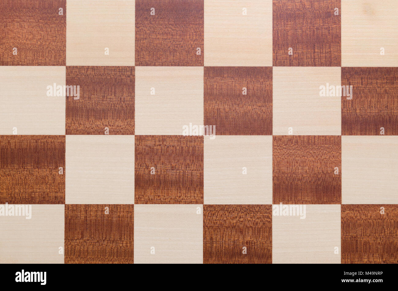 Scacchiera texture vista dall'alto. A scacchi sullo sfondo di legno. scacchiera texture di sfondo conflitto di gioco scelta il concetto di intelligenza Foto Stock