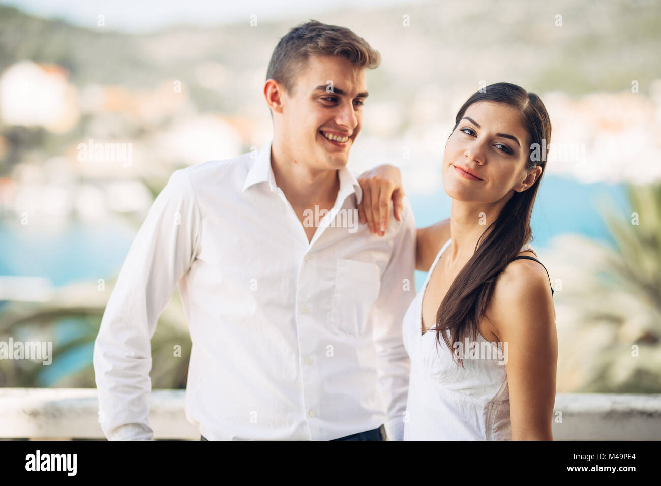 Coppia felice in amore su una vacanza estiva Vacanza.celebrando holiday,anniversario,l'innesto. Uomo di successo nel rapporto con la bella donna.assistenza Foto Stock