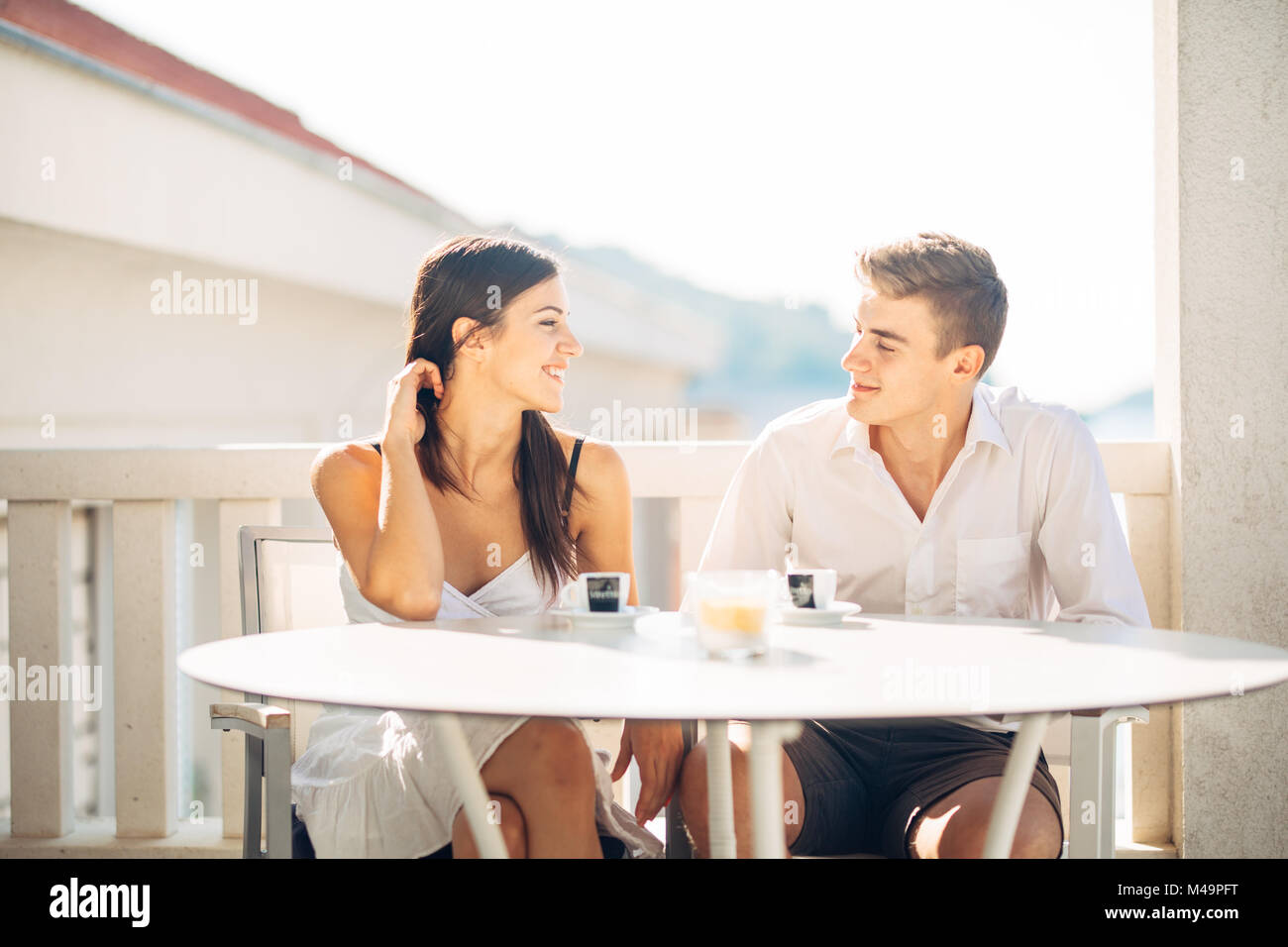 Coppia felice in amore su una vacanza estiva Vacanza.celebrando holiday,anniversario,l'innesto. Donna ridere per uno scherzo.facendo ridere donna Foto Stock