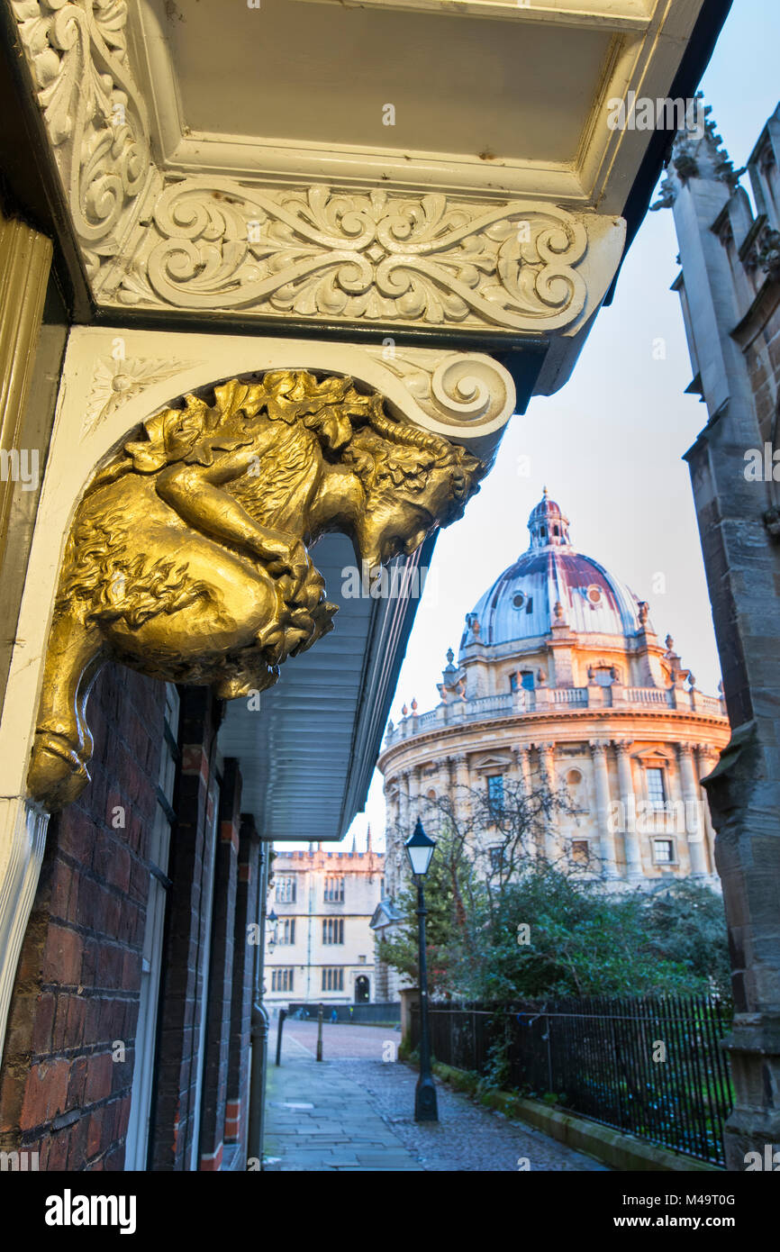 Fauno incisioni al di sopra della porta di aslan in Brasenose College di St Mary's passaggio nelle prime ore del mattino. Oxford, Oxfordshire, Inghilterra Foto Stock