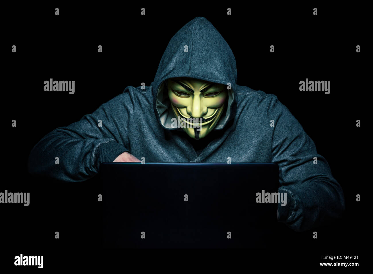 Milano,Italia, Febbraio 2018: Hacker indossare maschera anonimi con i notebook nel buio .foto editoriale. Foto Stock
