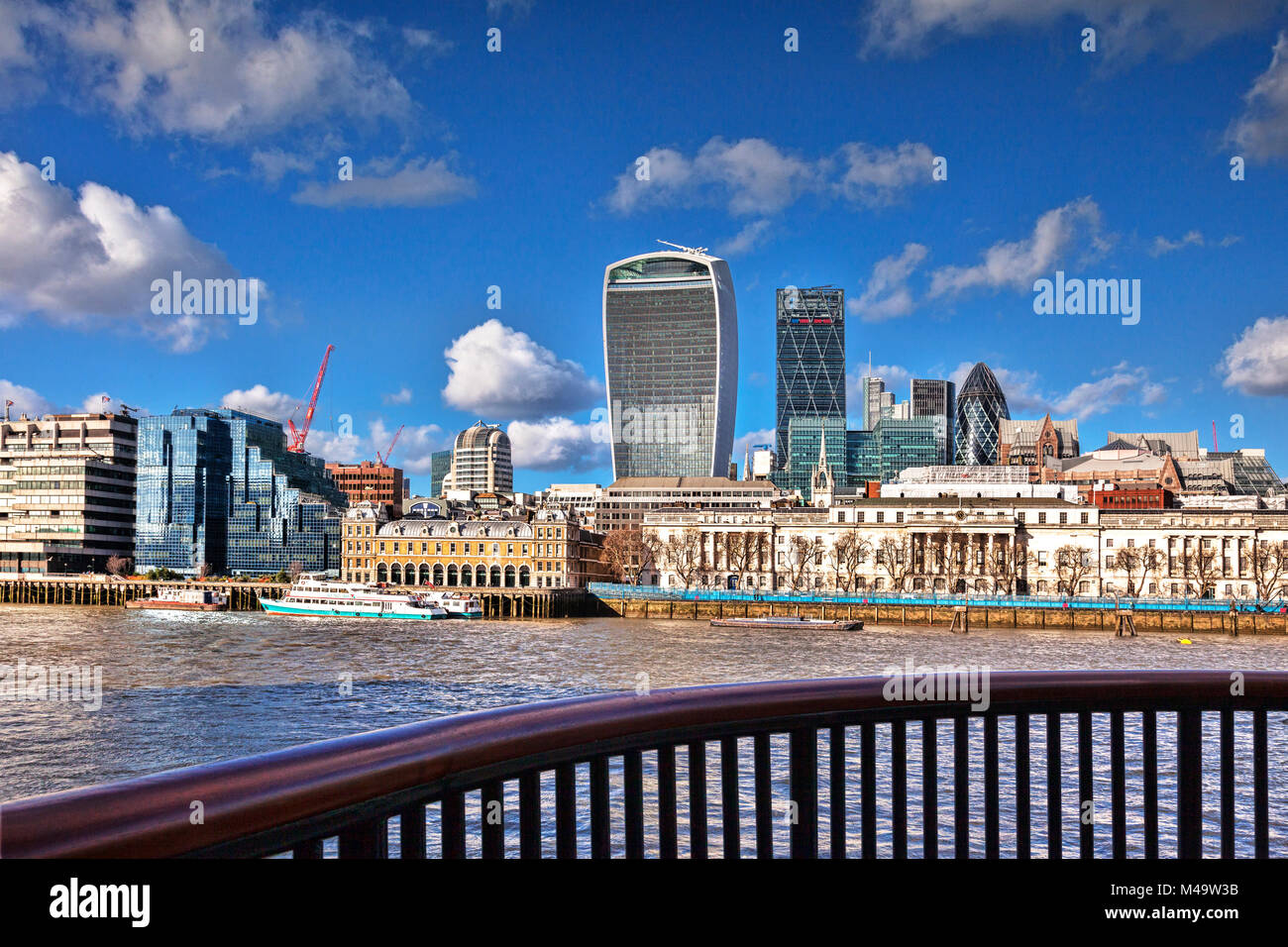 Lo skyline di Londra da banca del sud del Tamigi. Foto Stock