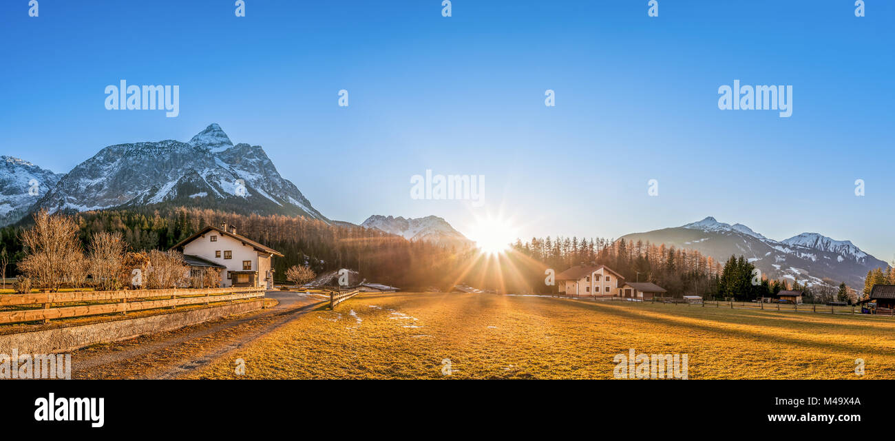 Villaggio di montagna ai piedi delle Alpi austriache Foto Stock