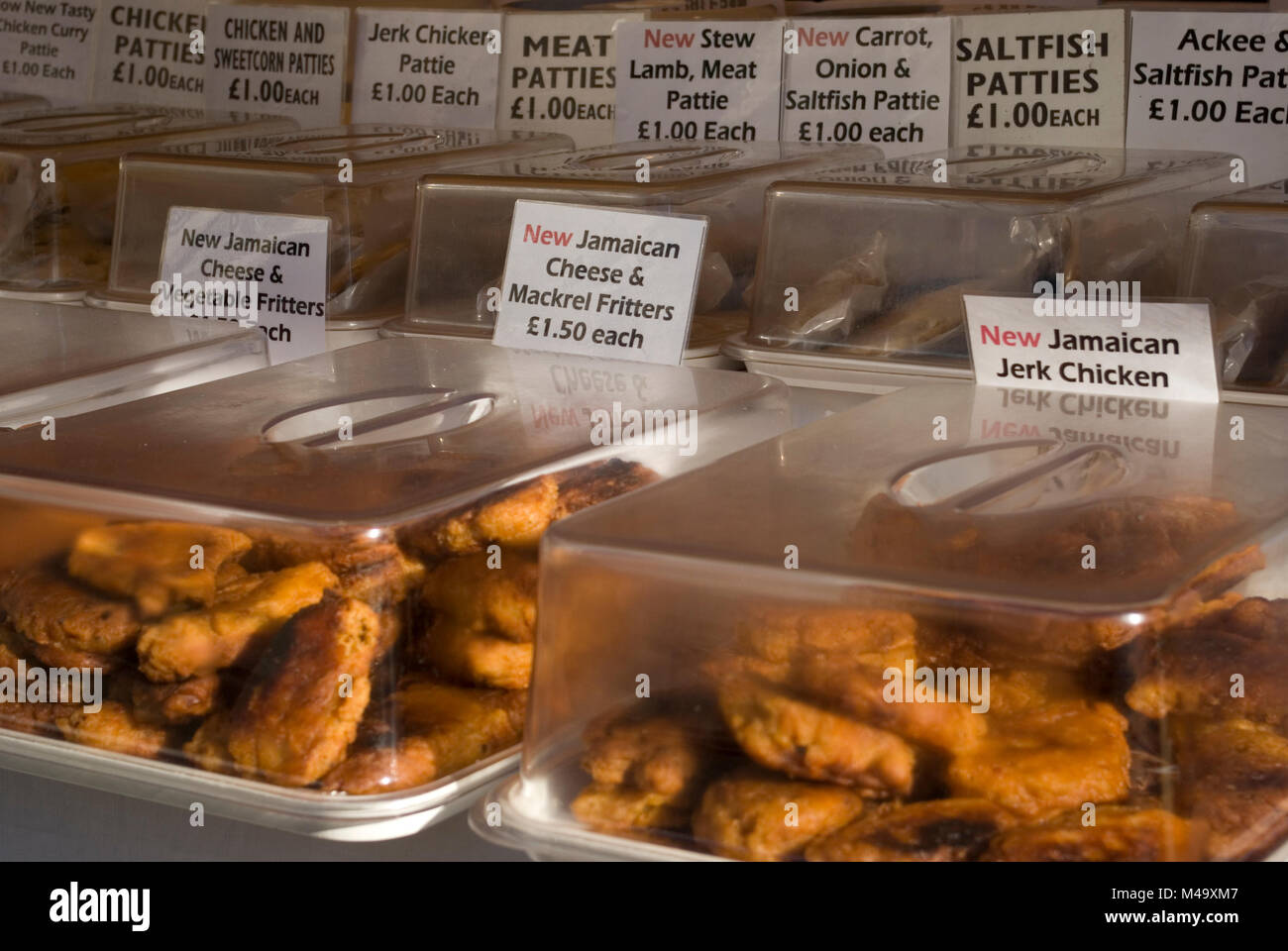 Cibo caraibico in stallo Foto Stock