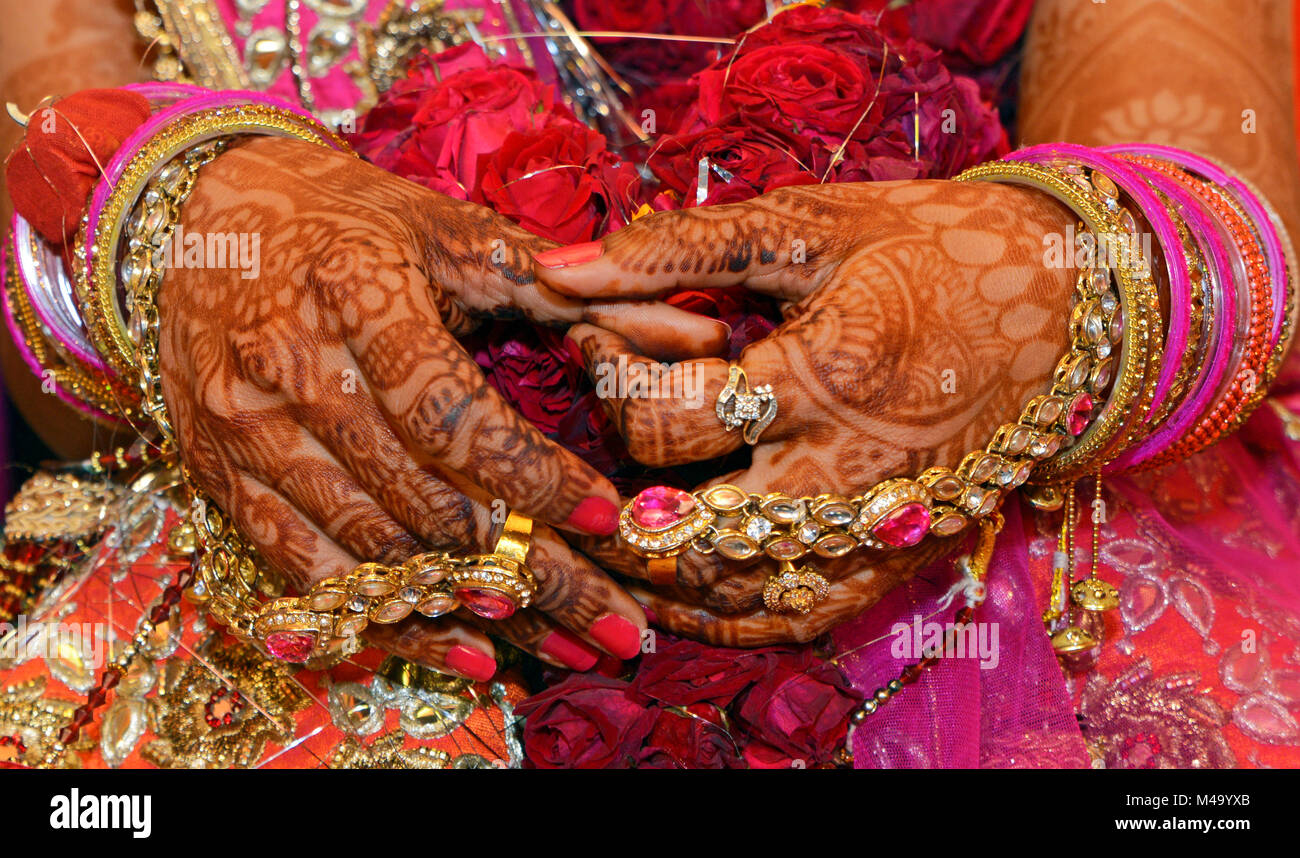 Splendidamente decorate sposa indiano mani Foto Stock