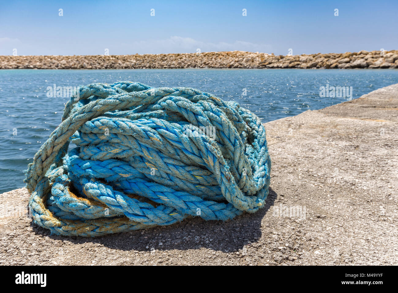 Blu a spirale la cima di ormeggio in acqua nella grotta greca Foto Stock