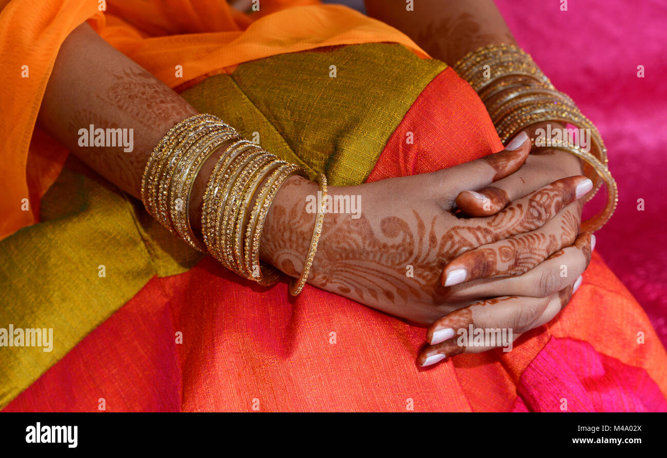 Decorate splendidamente donna indiana mani Foto Stock
