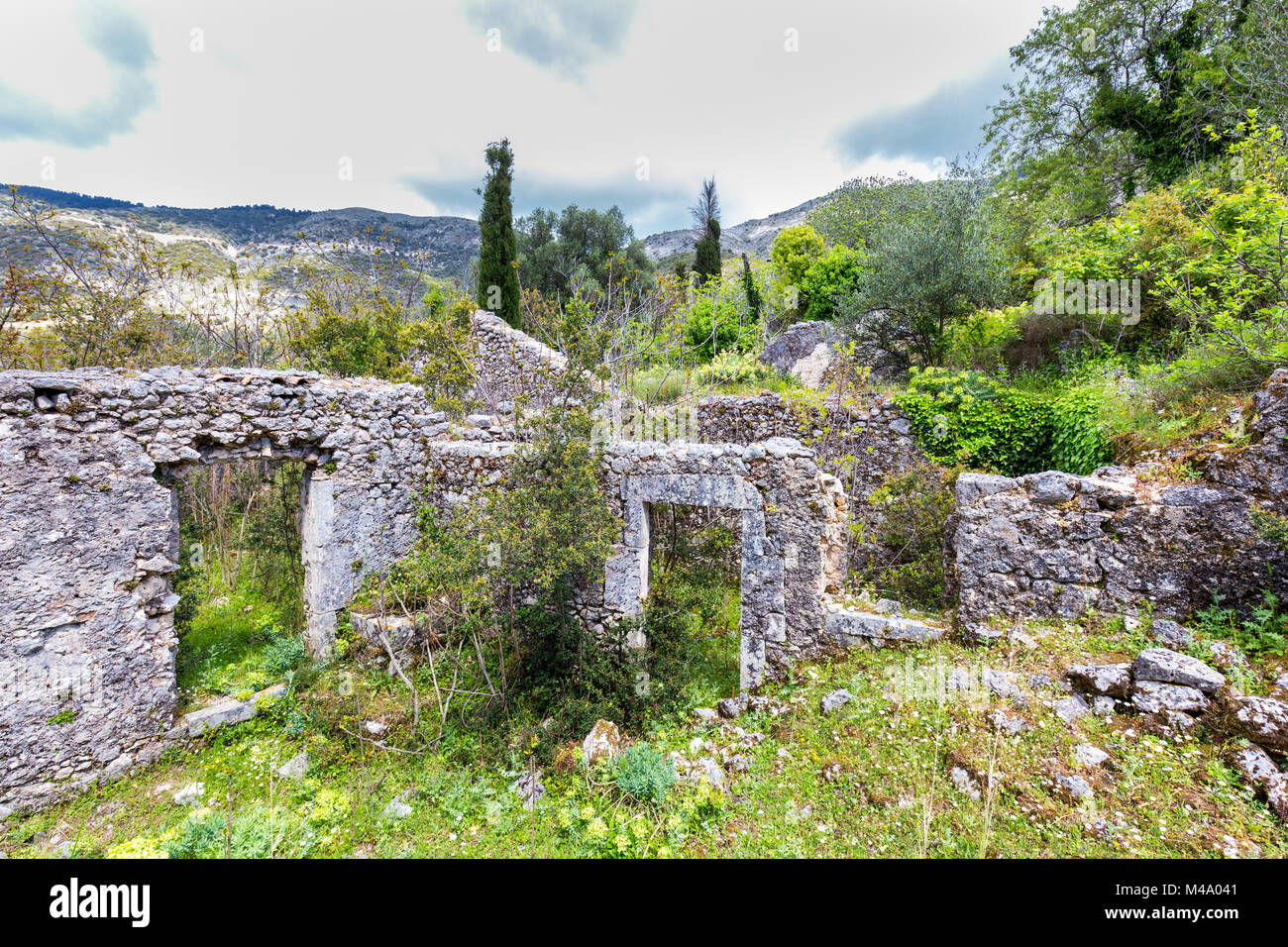 Vecchie mura storiche come rovine nel paesaggio della Grecia Foto Stock