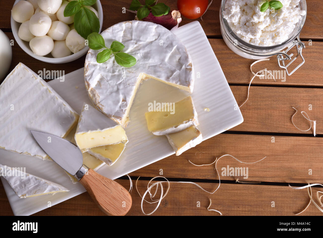 Assortimento di caseificio artigianale prodotti su una tavola di legno. Vista dall'alto. Composizione orizzontale Foto Stock