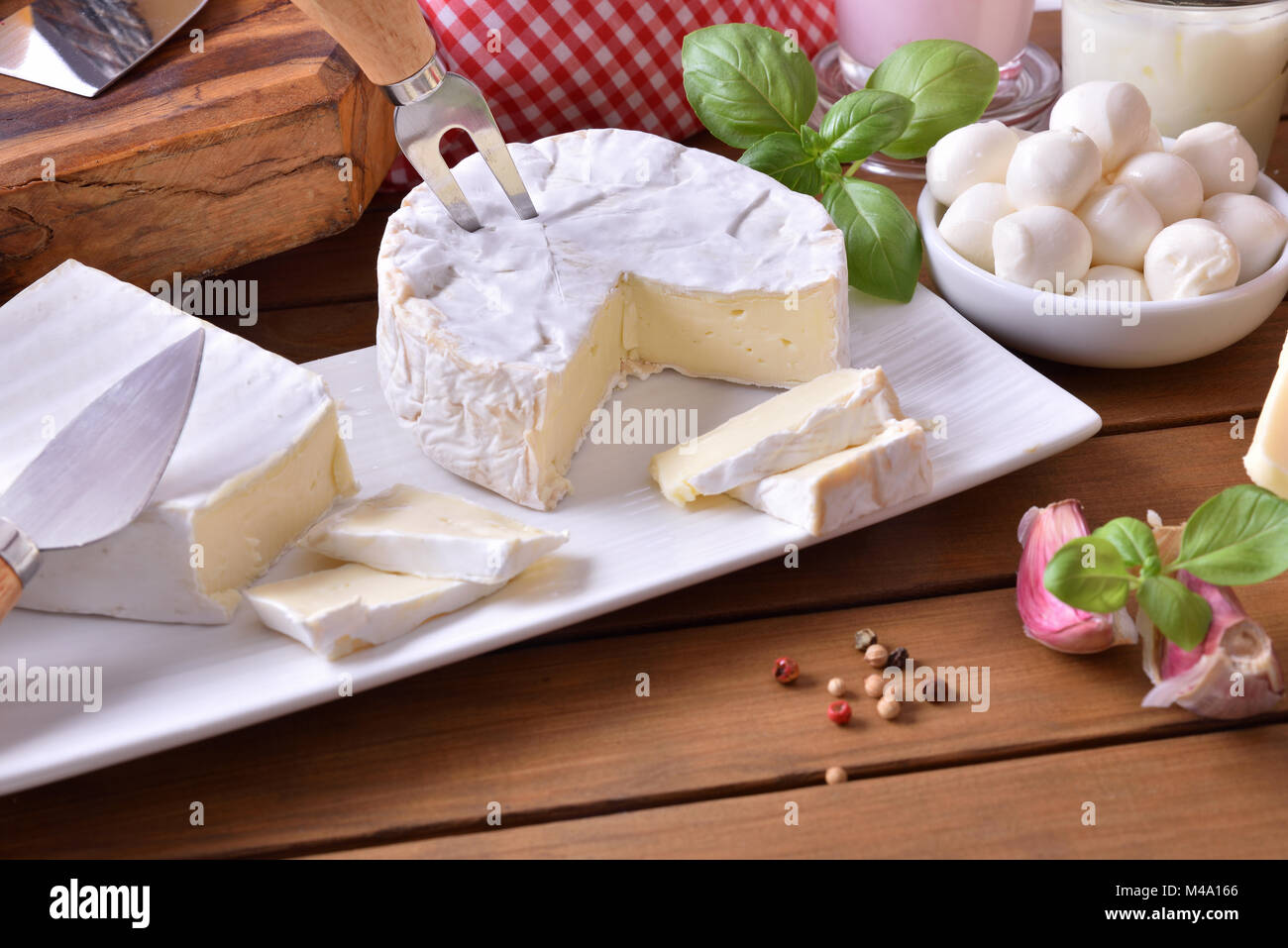 Composizione rustico di prodotti lattiero-caseari su un tavolo di legno. Vista in elevazione. Composizione orizzontale Foto Stock