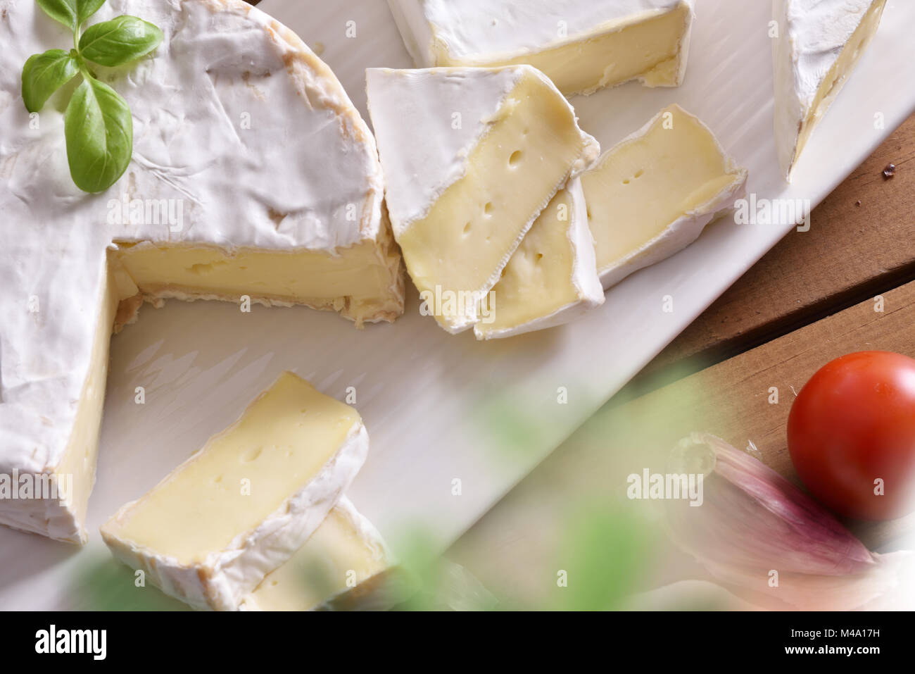 Assortimento di caseificio artigianale prodotti su di un tavolo di legno in cucina rustica vicino. Vista in elevazione. Composizione orizzontale Foto Stock