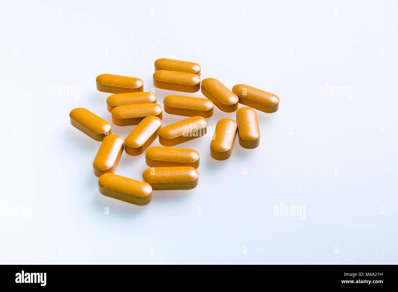 Raccolta di pillole o vitamine su sfondo bianco Foto Stock
