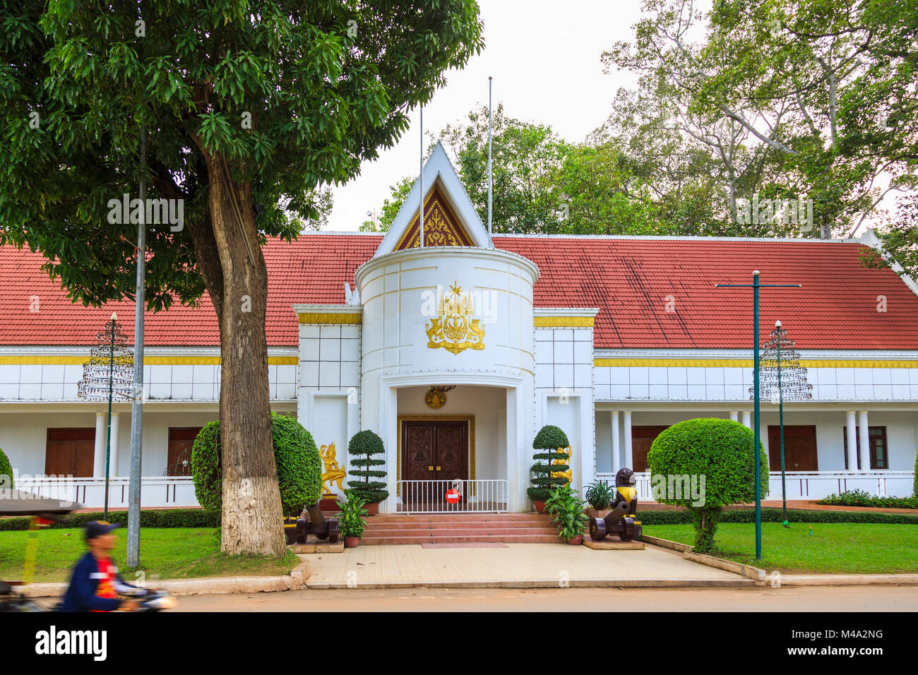 Vista stradale all ingresso del re bianco Royal Residence, Siem Reap, Cambogia Foto Stock