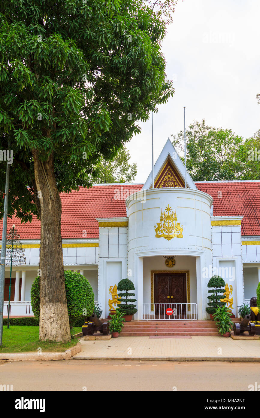 Vista stradale all ingresso del re bianco Royal Residence, Siem Reap, Cambogia Foto Stock