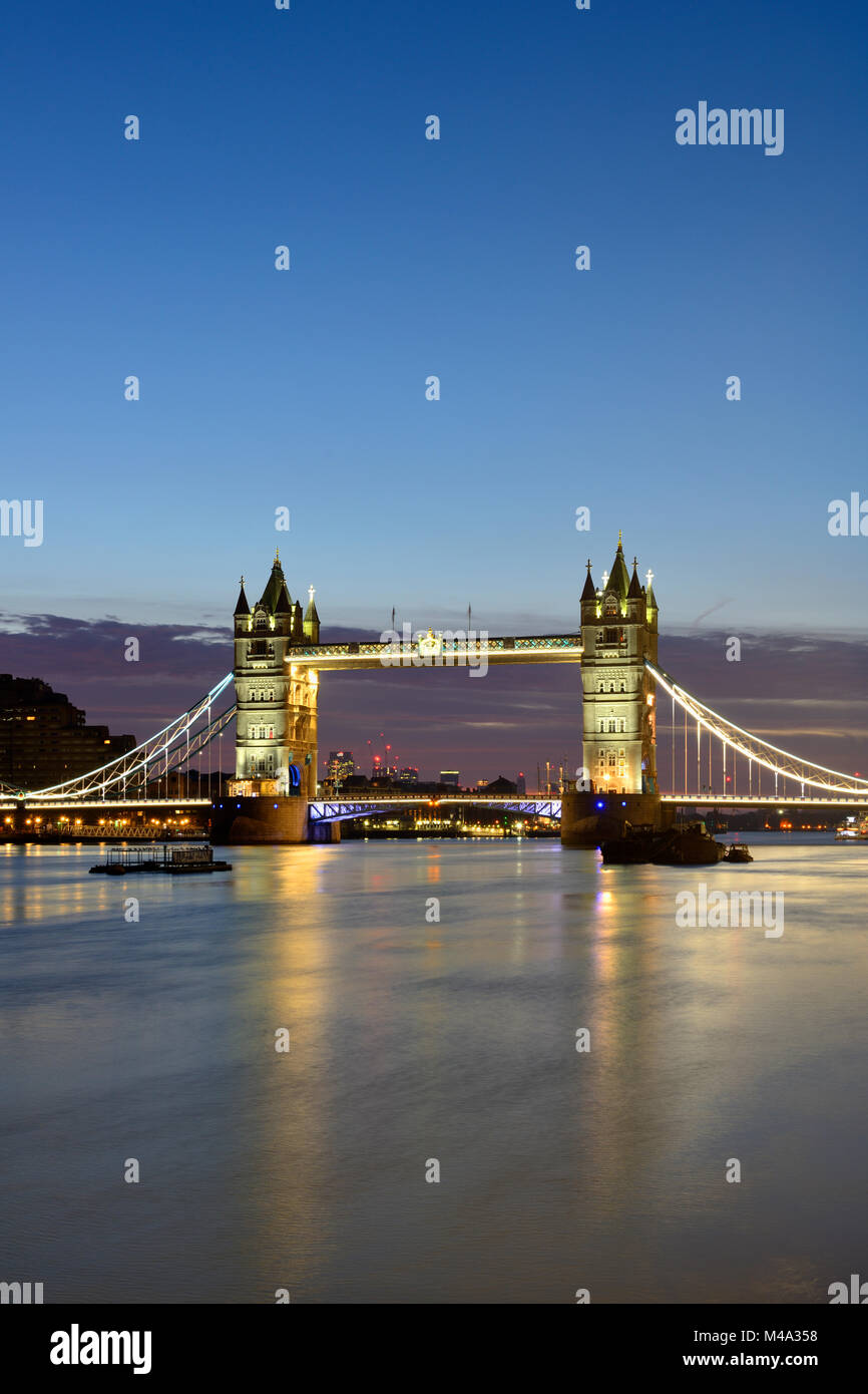 Il Tower Bridge all'alba, London, Regno Unito Foto Stock