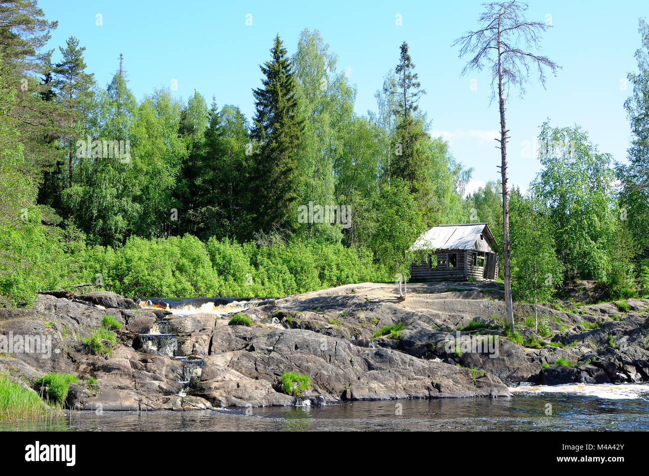 Vecchia casa vicino alla cascata Foto Stock