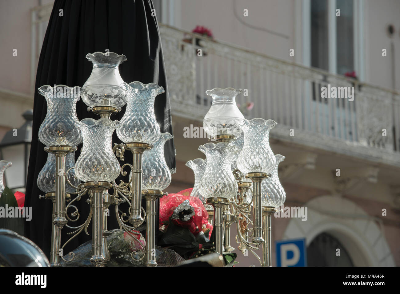 I riti della Settimana Santa a Taranto sono eventi che hanno luogo in città a partire dalla Domenica delle Palme.La perdona sono coppie di confratelli del Carmine. Foto Stock