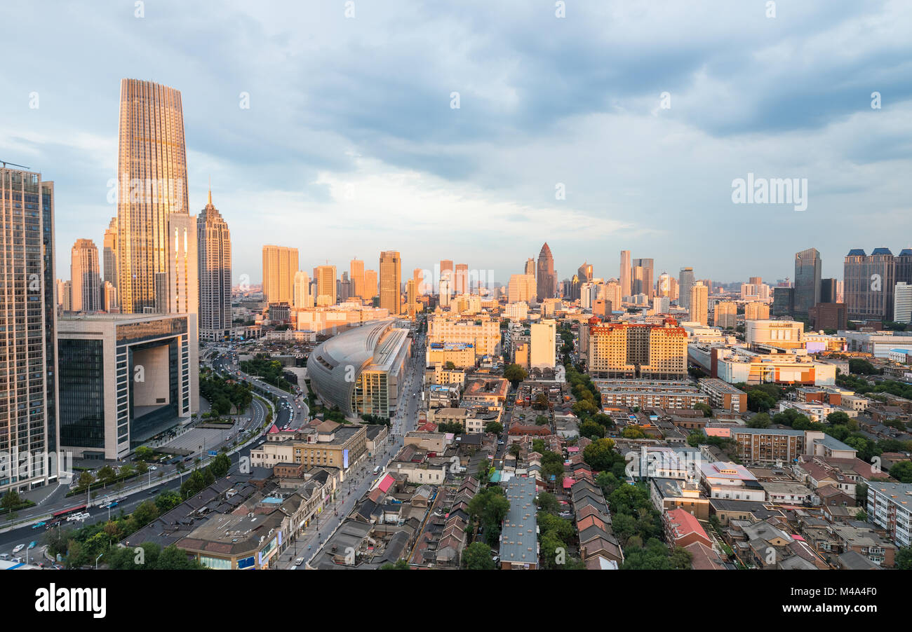 Il crepuscolo e la luce del sole che splende su edifici moderni Foto Stock