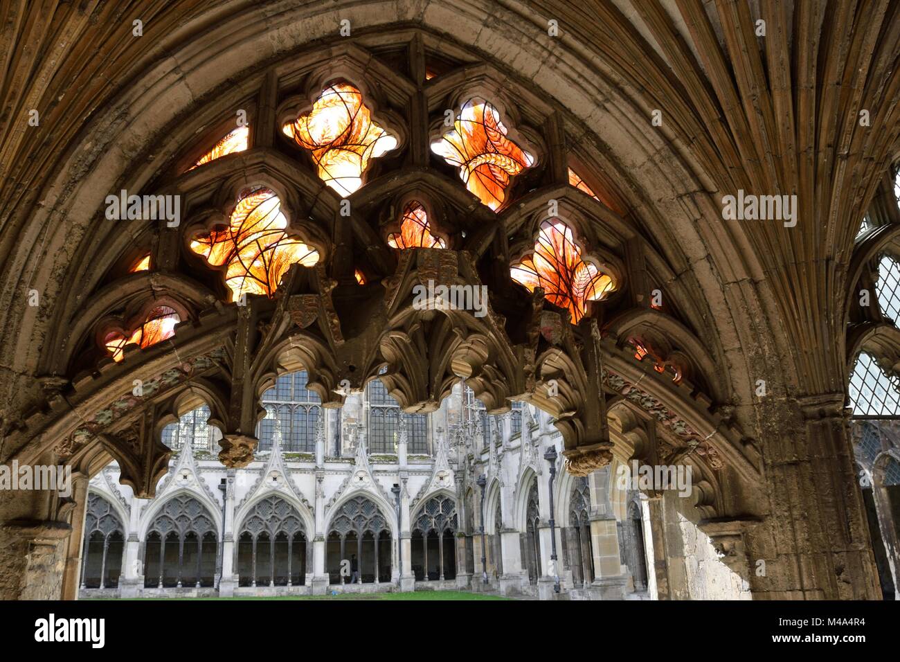 Vetrata con tema raccolto e i chiostri Foto Stock
