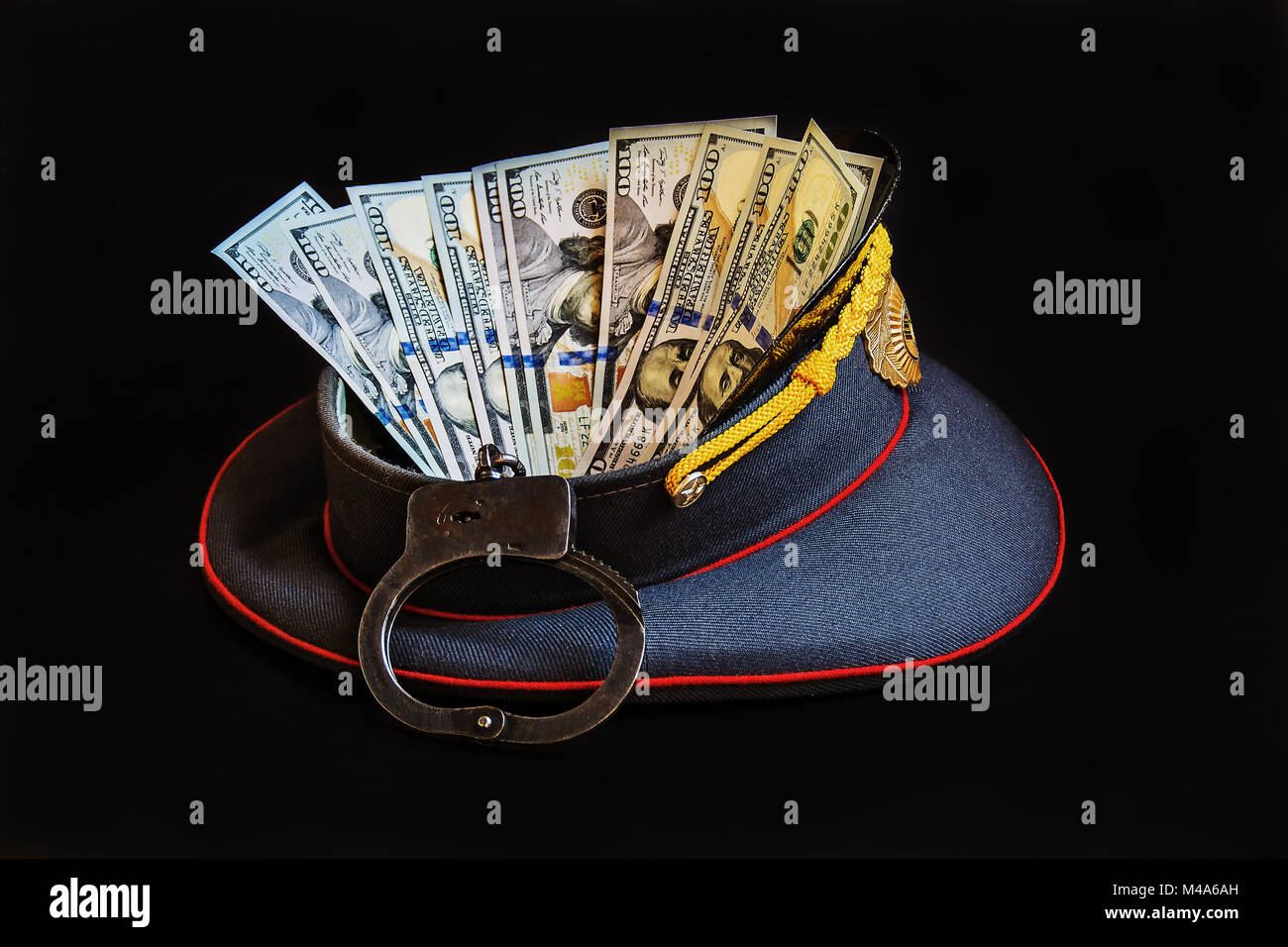 Tappo uniforme con dollari americani e manette Foto Stock